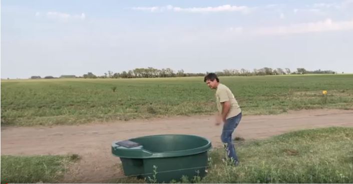 VIDEO: Que fácil es mover un bebedero por el campo!